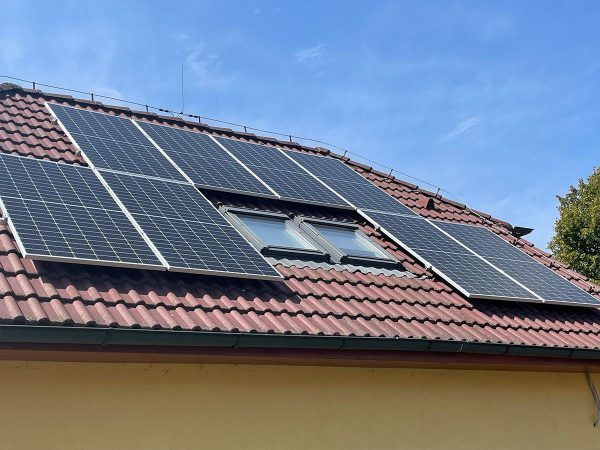 fve-9-9-kwp-baterie-nabijecka-elektromobilu-reference